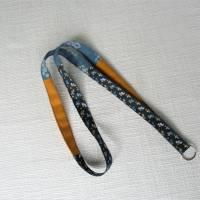 Schlüsselband Schlüsselanhänger lang Karabiner Blautöne und ocker Bild 1