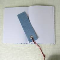 Lesezeichen Buchzeichen aus Stoff mit Kordel und Öse jeansblau mit Applikation Herzen Bild 2