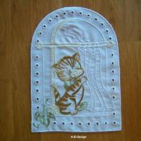 Fensterbild zum weiter verarbeiten aus Plauener Spitze, weiß, Katzenmotiv mit Fenster, Lochstickerei, Baumwolle, oval Bild 1