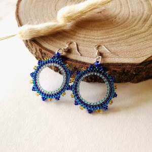 Blaue Ohrringe aus Glasperlen | bunter Ibiza Boho Schmuck | große Creolen Türkis & Gelb | Modeschmuck Silberfarben Bild 1