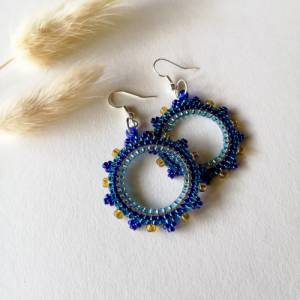 Blaue Ohrringe aus Glasperlen | bunter Ibiza Boho Schmuck | große Creolen Türkis & Gelb | Modeschmuck Silber Bild 4