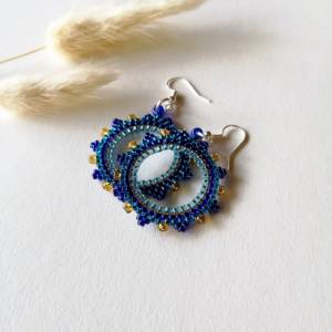 Blaue Ohrringe aus Glasperlen | bunter Ibiza Boho Schmuck | große Creolen Türkis & Gelb | Modeschmuck Silberfarben Bild 6