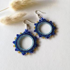 Blaue Ohrringe aus Glasperlen | bunter Ibiza Boho Schmuck | große Creolen Türkis & Gelb | Modeschmuck Silber Bild 7