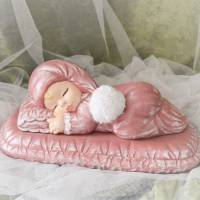 Baby auf Kissen rosa-weiß mit Spieluhr Bild 1