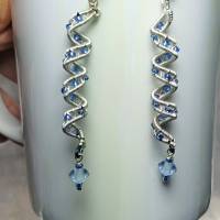 Traumhafte funkelnde lange Ohrringe blau handmade Spiralperle silberfarben Brautschmuck Schlangenperle Bild 3