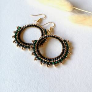 Grüne Perlen Ohrringe | Statementohrringe aus Glas | goldene Perlenohrringe | große runde Ohrhänger | festlicher Schmuck Bild 2