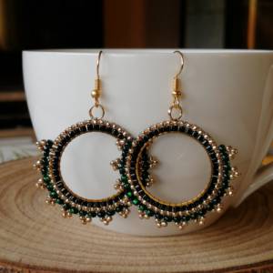 Grüne Perlen Ohrringe | Statementohrringe aus Glas | goldene Perlenohrringe | große runde Ohrhänger | festlicher Schmuck Bild 3