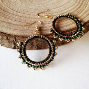Grüne Perlen Ohrringe | Statementohrringe aus Glas | goldene Perlenohrringe | große runde Ohrhänger | festlicher Schmuck Bild 5
