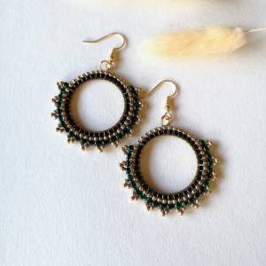 Grüne Perlen Ohrringe | Statementohrringe aus Glas | goldene Perlenohrringe | große runde Ohrhänger | festlicher Schmuck Bild 9