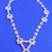 elegante schimmernde Halskette mit Rivolis  in den  Farben weiss silber - mit Magnetverschluss Bild 1