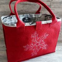 Umhängetasche / Shopper / Einkaufstasche, Tasche aus rotem Rips-Nadelfilz mit Innenfutter und Stickmotiv - Blumenrad Bild 2