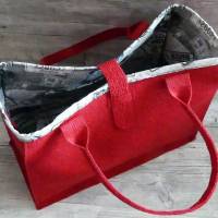 Umhängetasche / Shopper / Einkaufstasche, Tasche aus rotem Rips-Nadelfilz mit Innenfutter und Stickmotiv - Blumenrad Bild 3