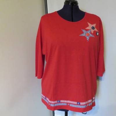 Maritimes rotes Damen T - Shirt, " Seeluft ", mit Applikationen und Zierknöpfen