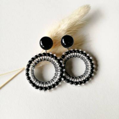 große Ohrringe schwarz weiß | festliche Perlenohrringe aus Rocailles mit Ohrstecker | eleganter Modeschmuck Silber