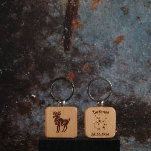 Schlüsselanhänger mit Sternzeichenmotiv personalisiert beidseitig gelasert aus Holz Bild 4