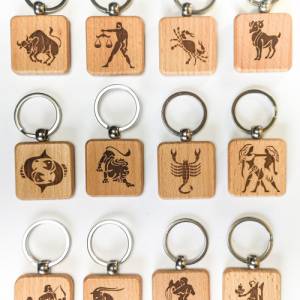 Schlüsselanhänger mit Sternzeichenmotiv personalisiert beidseitig gelasert aus Holz Bild 9
