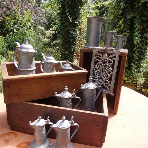 4 Zinnkrüge in unterschiedlicher Größe Krüge Zinn Dekoration Bauernhaus Cottage Arrangement Brocante