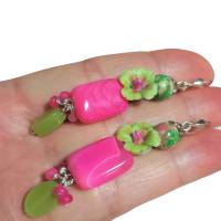 Lange Ohrringe handgefertigt Blüten kiwi grün an pink Achat fuchsia rosa Rechteck Bild 2
