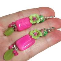 Lange Ohrringe handgefertigt Blüten kiwi grün an pink Achat fuchsia rosa Rechteck Bild 5