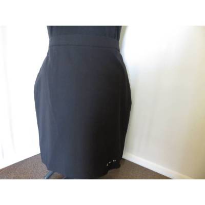 Schmaler schwarzer Damenrock für die Größe 56.