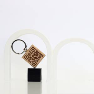 QR Code als Schlüsselanhänger   personalisierter Schlüsselanhänger Anhänger aus Holz persönliches Geschenk mit Wunschtex Bild 1