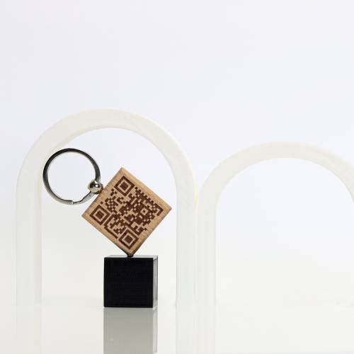 QR Code als Schlüsselanhänger   personalisierter Schlüsselanhänger Anhänger aus Holz persönliches Geschenk mit Wunschtex