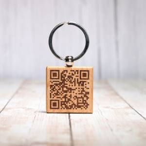 QR Code als Schlüsselanhänger   personalisierter Schlüsselanhänger Anhänger aus Holz persönliches Geschenk mit Wunschtex Bild 2