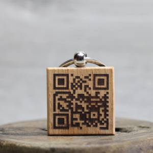 QR Code als Schlüsselanhänger   personalisierter Schlüsselanhänger Anhänger aus Holz persönliches Geschenk mit Wunschtex Bild 3