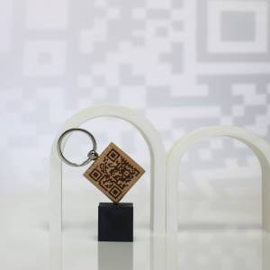 QR Code als Schlüsselanhänger   personalisierter Schlüsselanhänger Anhänger aus Holz persönliches Geschenk mit Wunschtex Bild 4