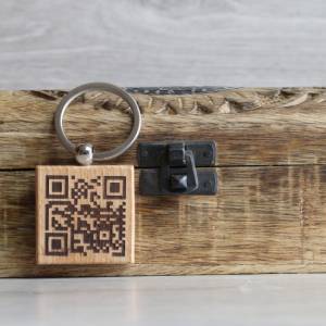 QR Code als Schlüsselanhänger   personalisierter Schlüsselanhänger Anhänger aus Holz persönliches Geschenk mit Wunschtex Bild 5