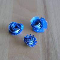 Papierblumen - Miniröschen dunkelblau // Streudeko // Tischdeko // Papierblüten // gerollte Minirosen Bild 3