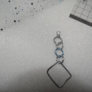 Himmelblauer Charme: Handgefertigter Silberdraht-Anhänger mit kunstvollen Diamantschliffringen. Einzigartiger Stil in Si Bild 3