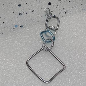 Himmelblauer Charme: Handgefertigter Silberdraht-Anhänger mit kunstvollen Diamantschliffringen. Einzigartiger Stil in Si Bild 6