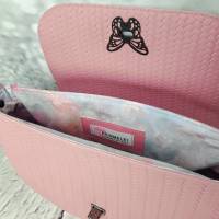 Klassische Handtasche, edel und verspielt aus rosa Kunstleder in Strickoptik, Almendra v. Shamballabags Bild 3