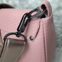 Klassische Handtasche, edel und verspielt aus rosa Kunstleder in Strickoptik, Almendra v. Shamballabags Bild 5
