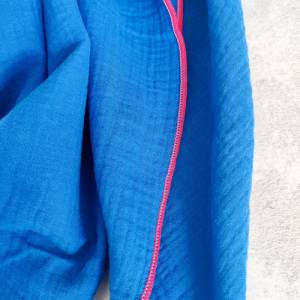 Musselin Tuch Schaltuch in royalblau mit Einfassung in neonrot Bild 4