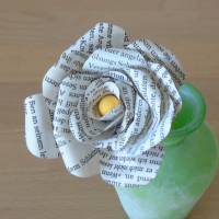 Papierblumen - Gardenie aus Buchseiten // Papierblüte // Blumendeko Bild 2