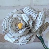 Papierblumen - Gardenie aus Buchseiten // Papierblüte // Blumendeko Bild 3