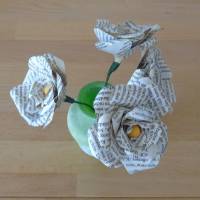 Papierblumen - Gardenie aus Buchseiten // Papierblüte // Blumendeko Bild 7