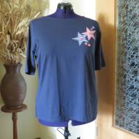 Maritimes blaues Damen Shirt " Ahoi ", für die Größe 50 mit Applikationen und Zierknöpfen. Bild 1