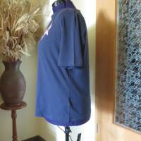 Maritimes blaues Damen Shirt " Ahoi ", für die Größe 50 mit Applikationen und Zierknöpfen. Bild 2