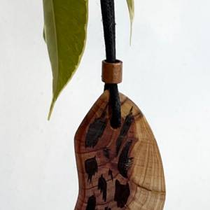 Halskette WACHOLDER SPLITTER Brandmalerei auf Holz Bild 2