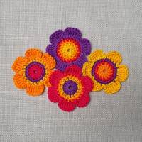 4 große Gehäkelte Blumen in leuchtenden Farben - Bunte Häkelblumen 6 cm Bild 1
