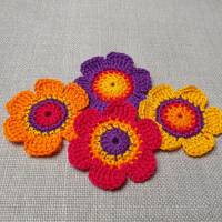 4 große Gehäkelte Blumen in leuchtenden Farben - Bunte Häkelblumen 6 cm Bild 2