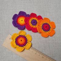 4 große Gehäkelte Blumen in leuchtenden Farben - Bunte Häkelblumen 6 cm Bild 3