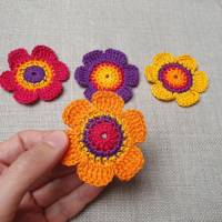 4 große Gehäkelte Blumen in leuchtenden Farben - Bunte Häkelblumen 6 cm Bild 4