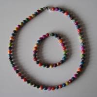 Bunte Perlenkette mit passendem Armband aus gefärbten Süßwasser-Muschelperlen Bild 1