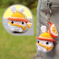 Schlüsselanhänger für Tasche oder Schlüssel gehäkelt kleines Geschenk Orange Hase Häschen mit Hut Amigurumi Tier Frucht Bild 1