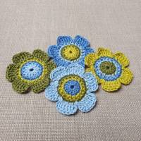 Handgemachte 4er-Set Häkelblumen in verschiedenen Blau- und Grüntönen Bild 2