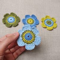 Handgemachte 4er-Set Häkelblumen in verschiedenen Blau- und Grüntönen Bild 3